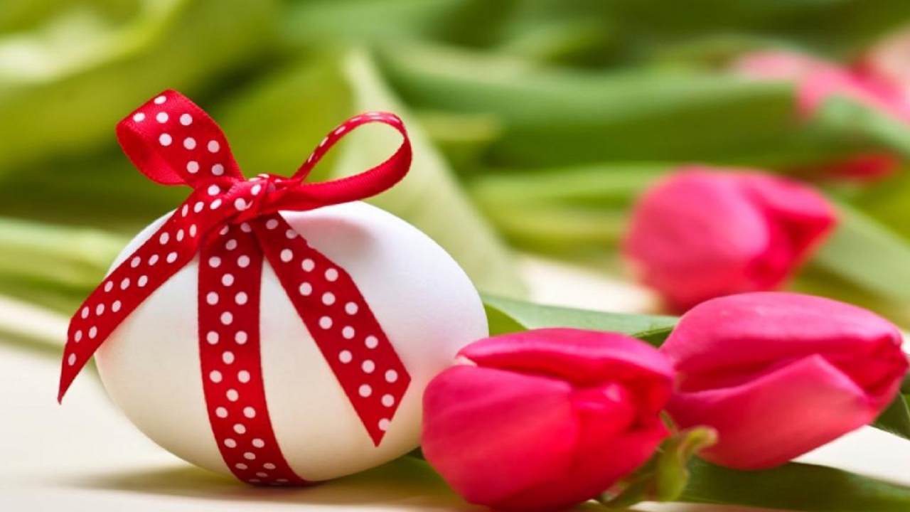 Яйцо с красным бантом на Пасху