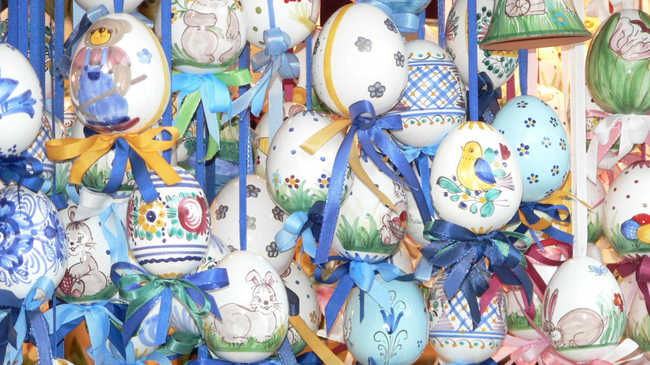 Яйца на веревочках на Пасху