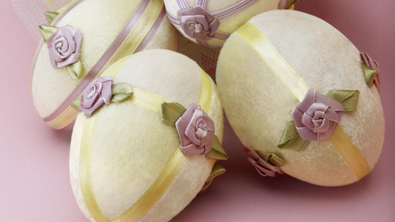 Яйца в тканевой оболочке на Пасху