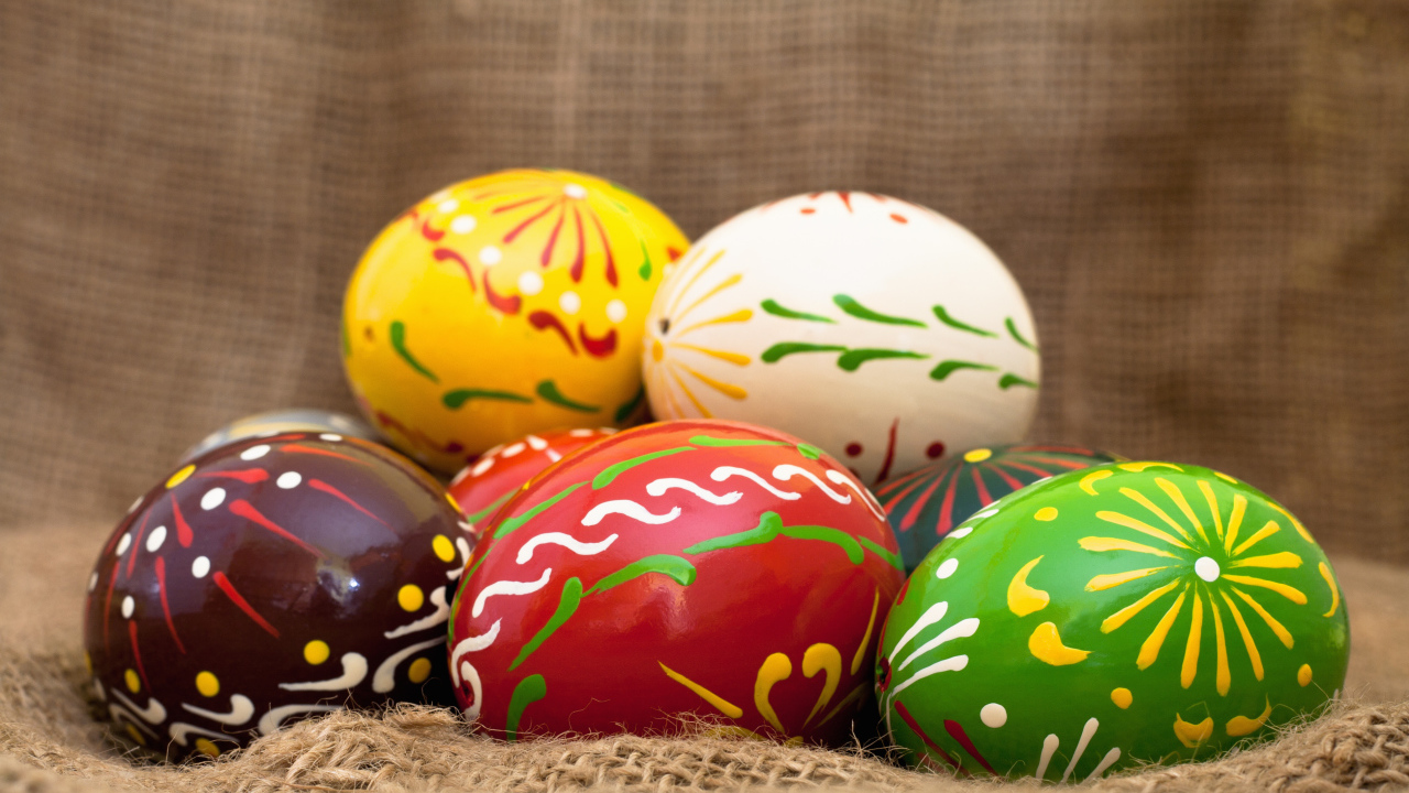 Яйца на мешковине на Пасху