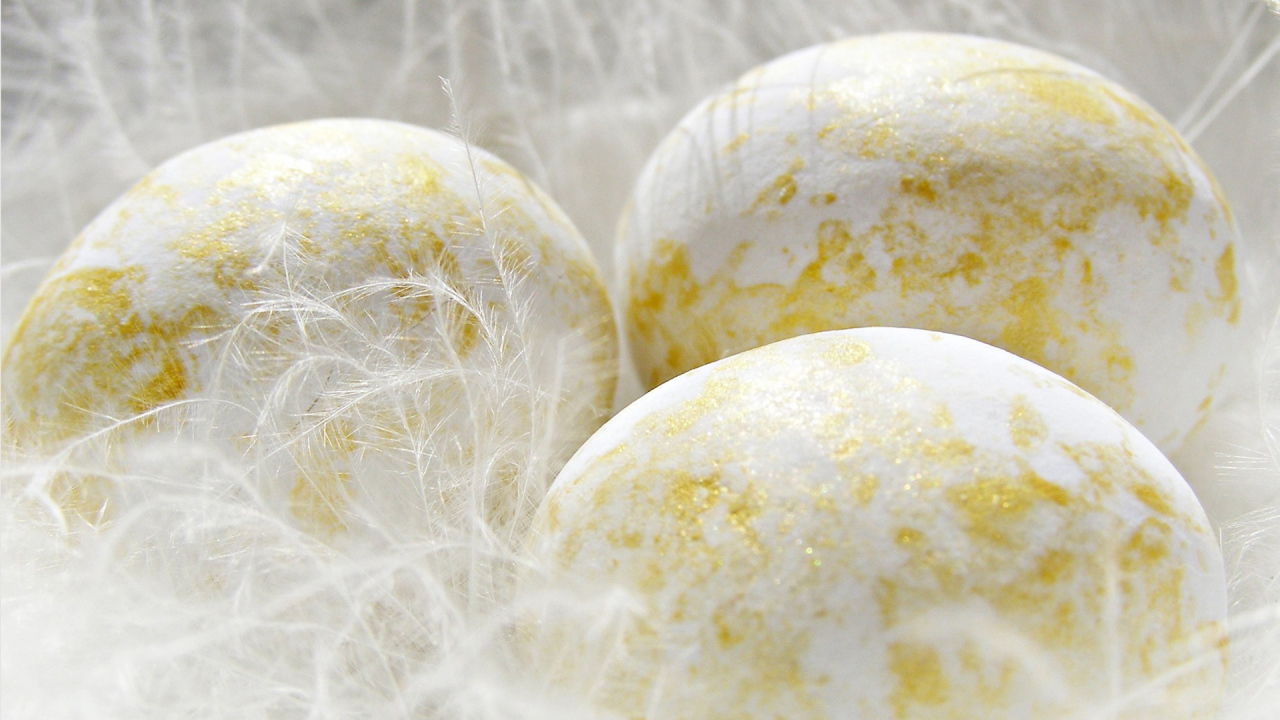 Яйца с позолотой на Пасху