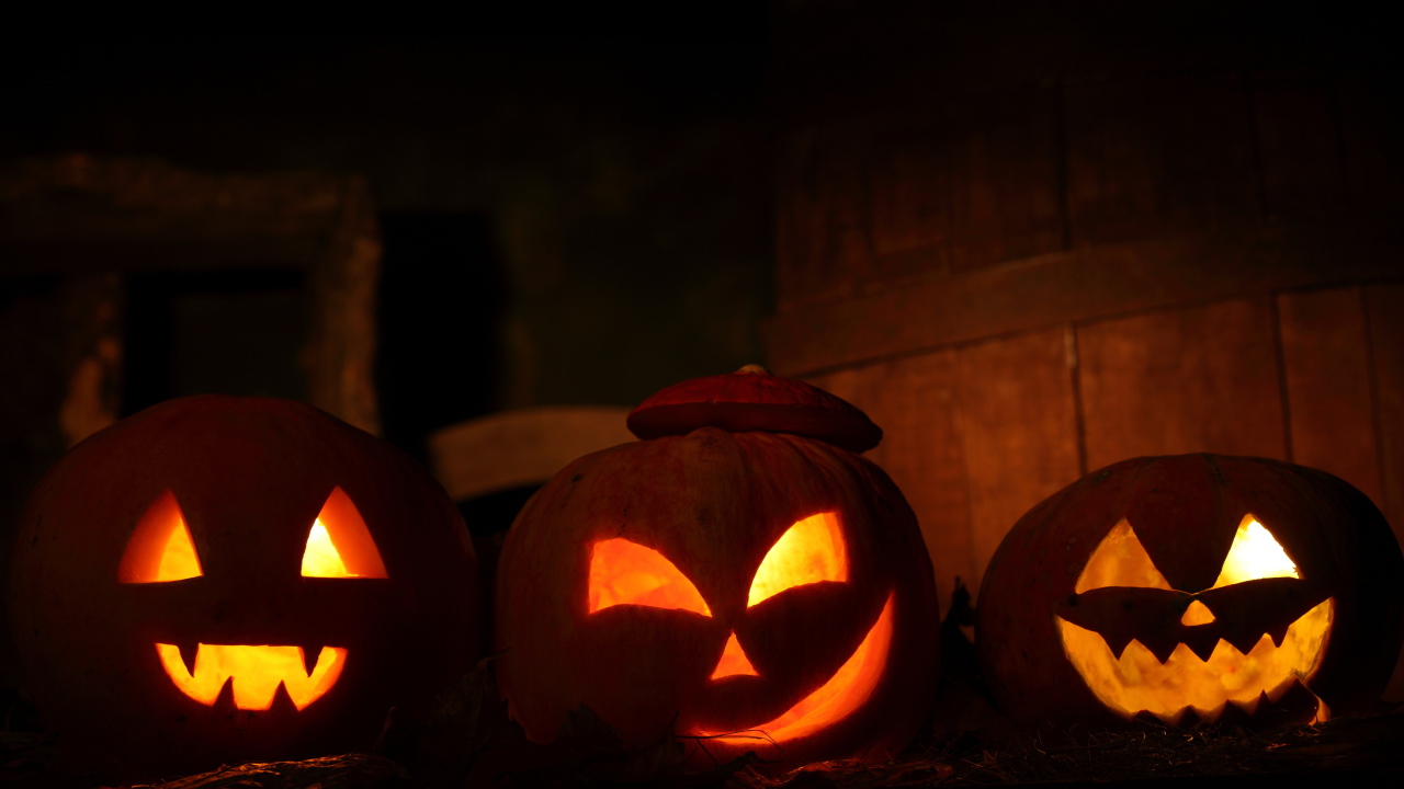 Три тыквы со свечами