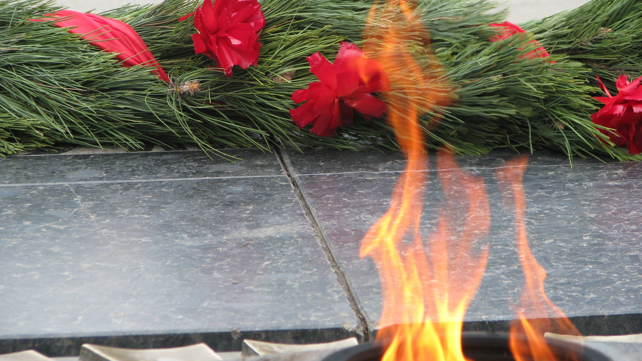 Венок и вечный огонь в День Победы 9 мая