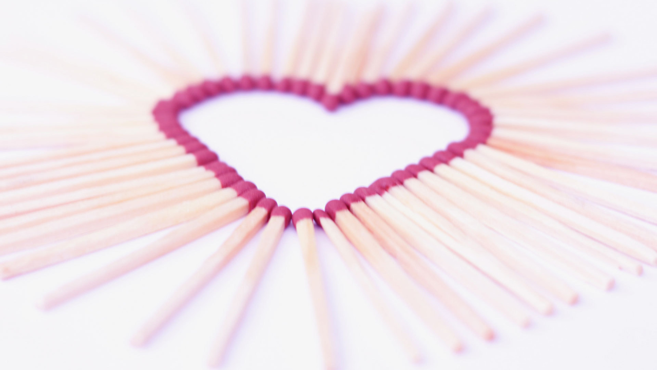 Сердце из спичек на День Святого Валентина 14 февраля