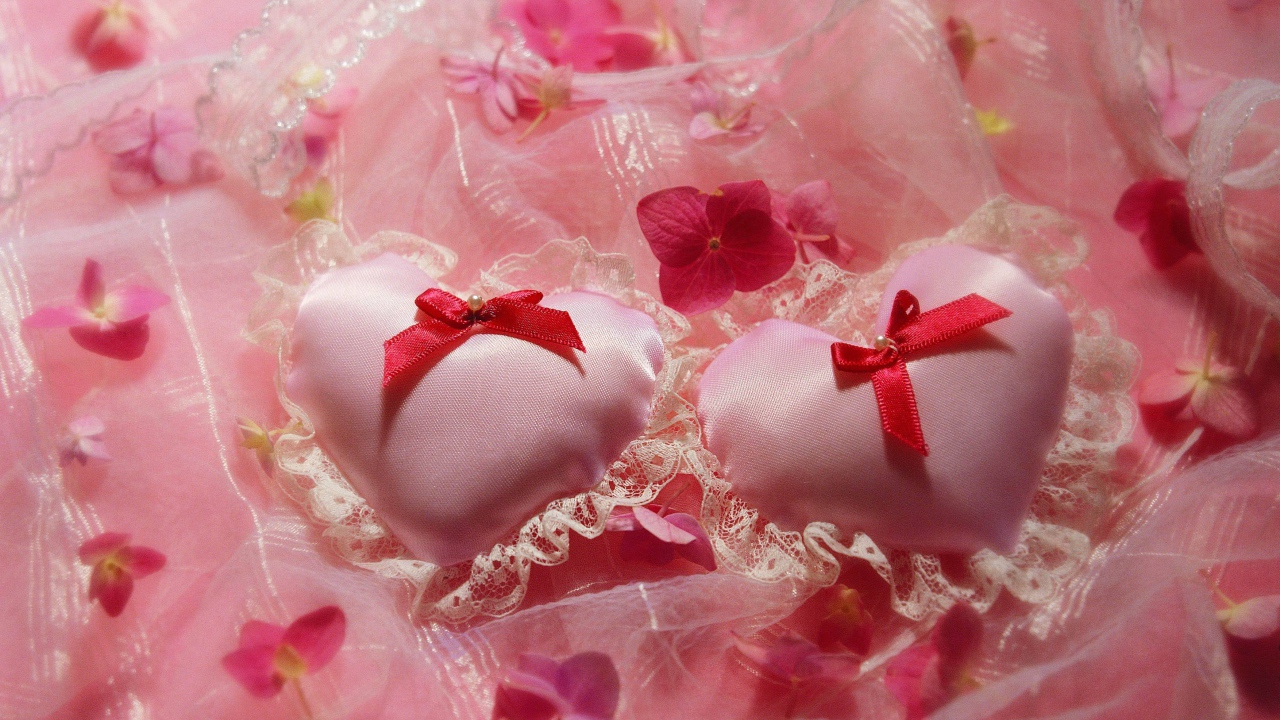 Два розовых сердца на День Влюбленных 14 февраля