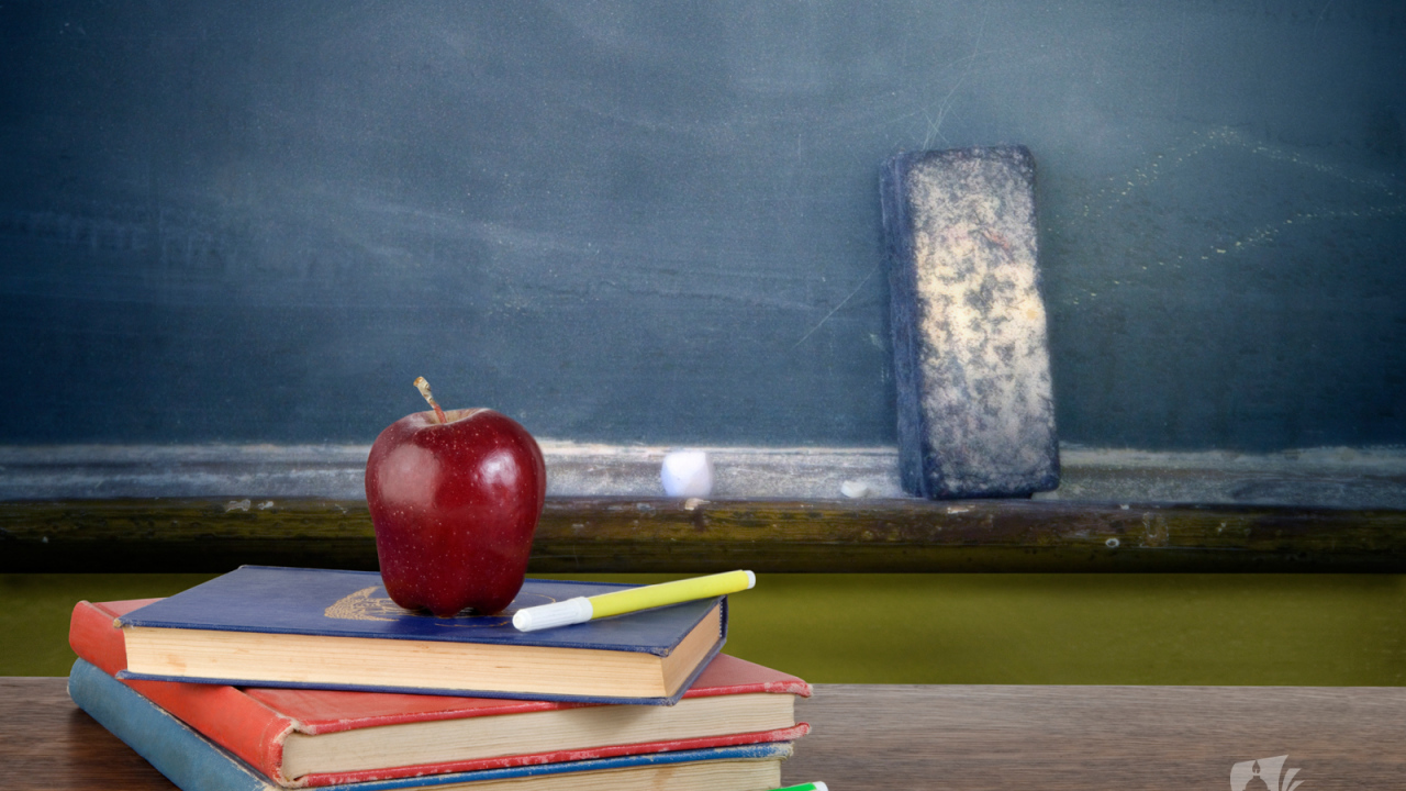 Яблоко на книгах в День знаний 1 сентября