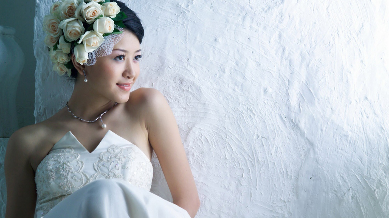 Невеста у белой стены