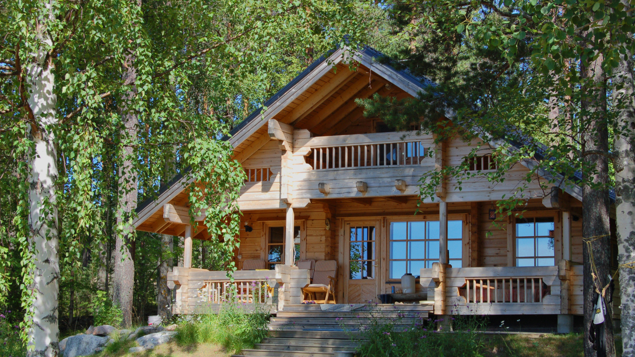Деревянный дом в лесу