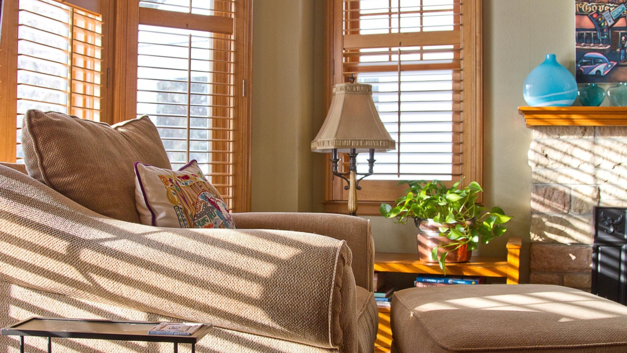 Дизайн комнаты с камином