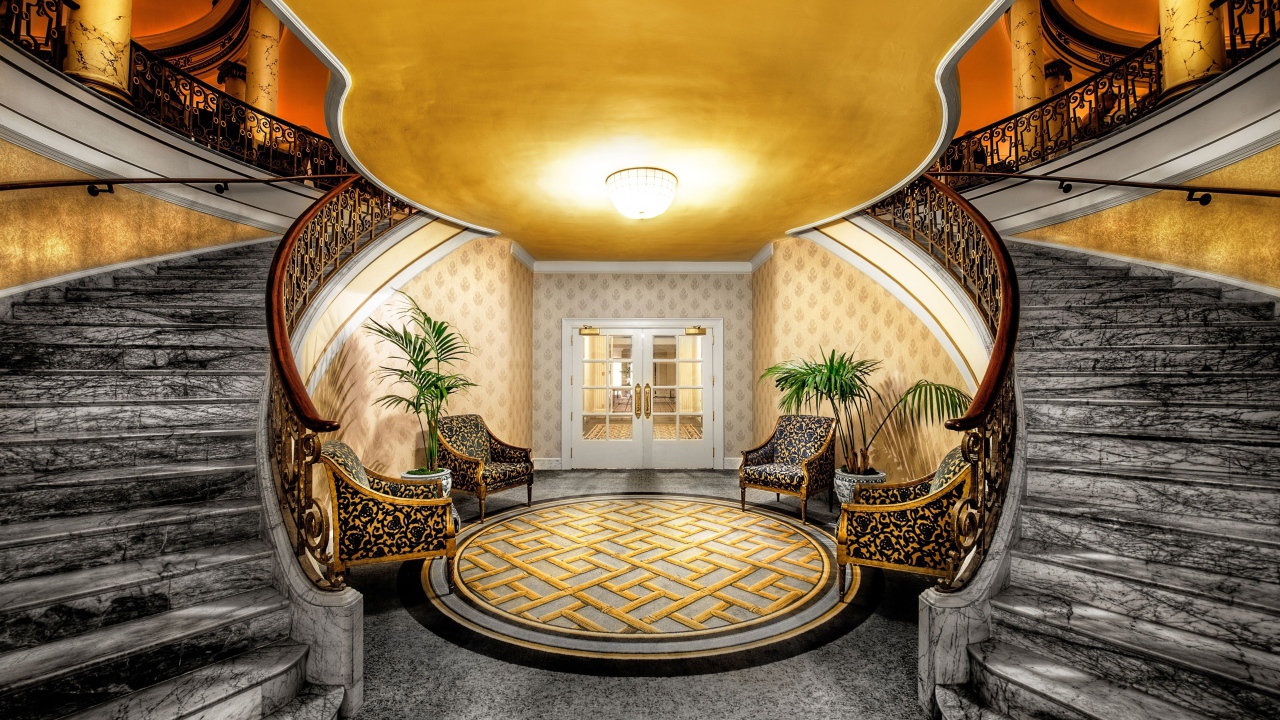 Холл и мраморная лестница