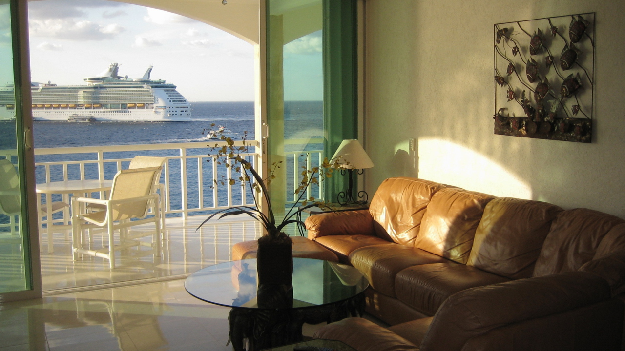 Комната с диваном с видом на море