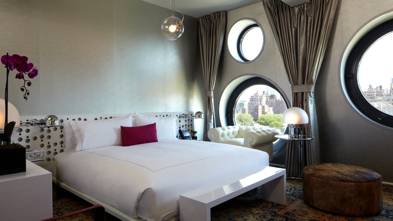 Круглые окна в спальне