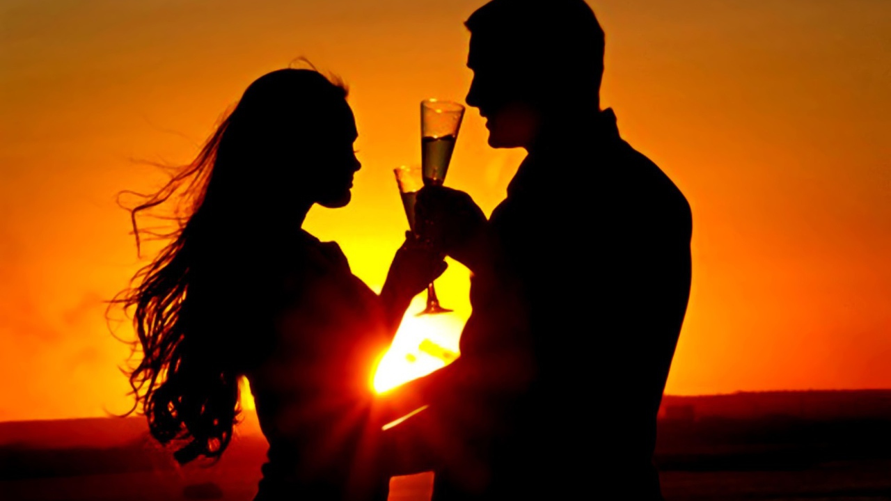 Бокал шампанского на закате