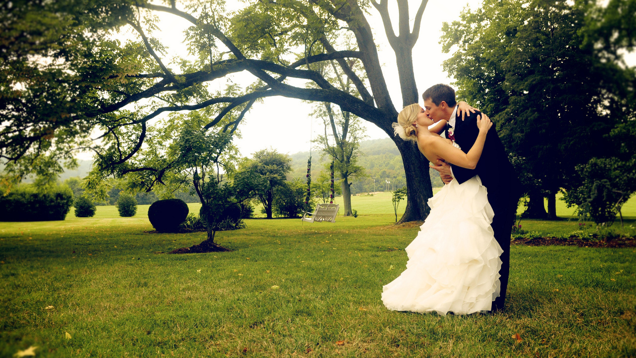 Поцелуй влюбленных в парке