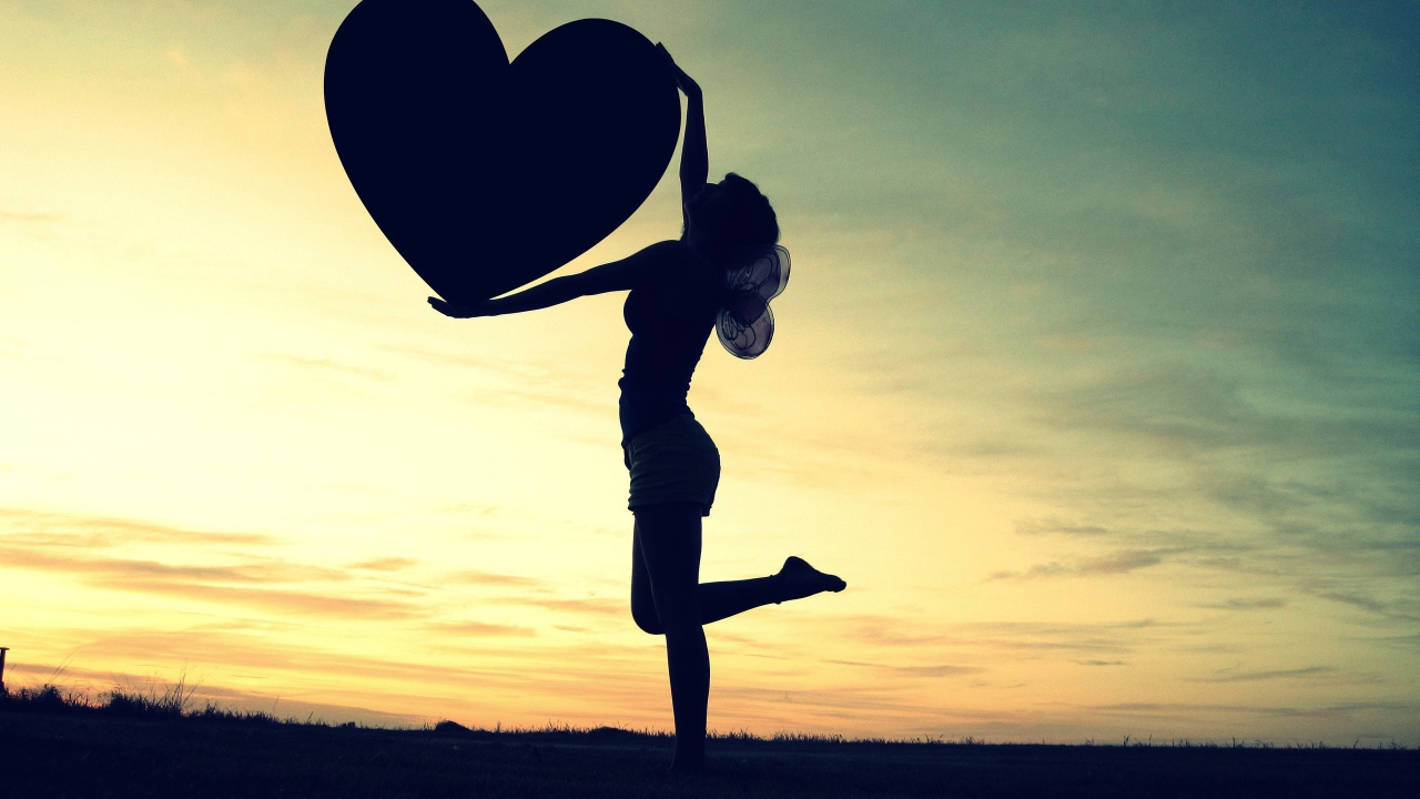 Девушка держит сердечко