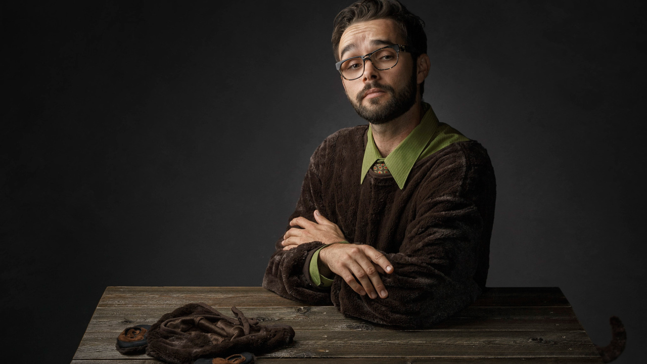 Мужчина в костюме медведя