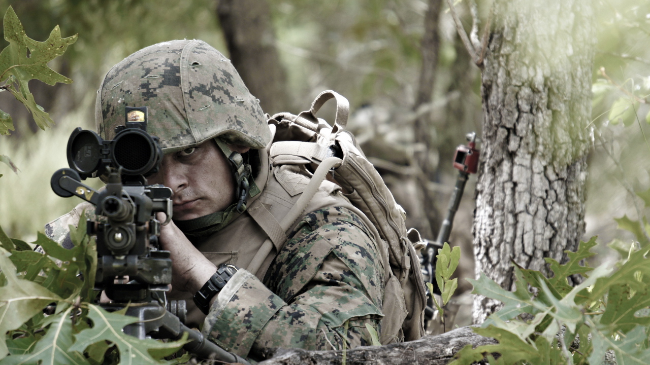 Солдат целится из винтовки