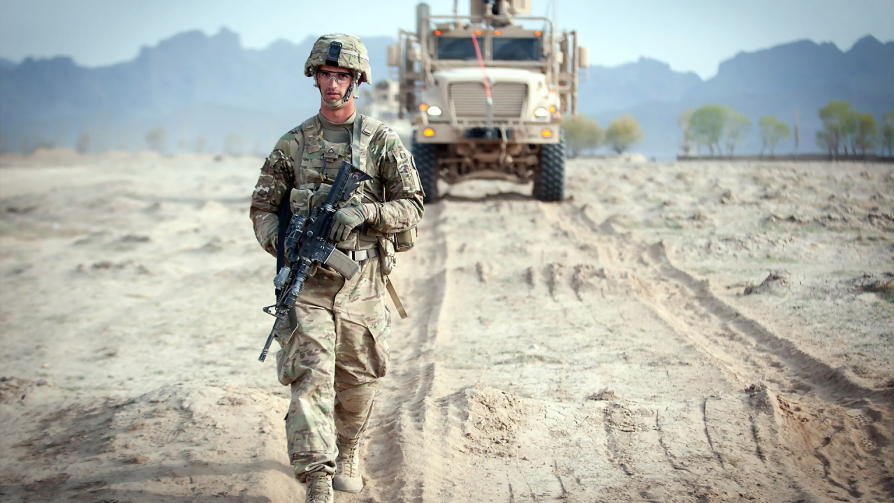 Солдат идет по колее