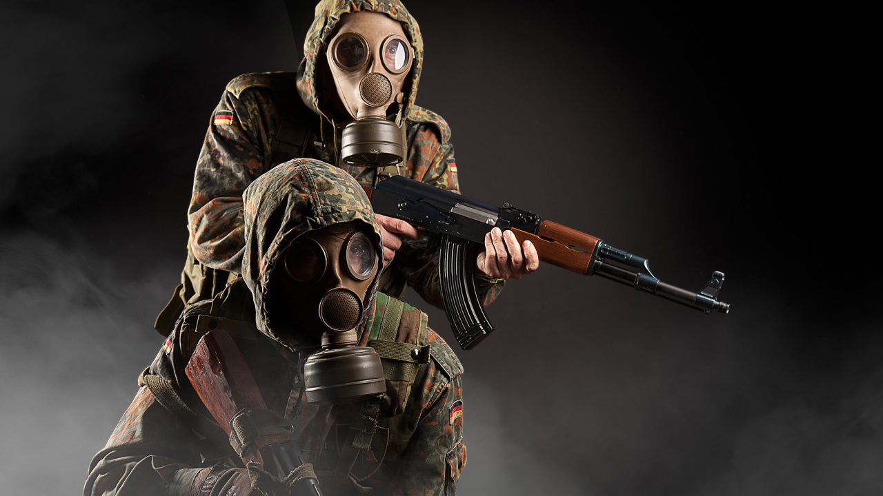 Солдаты в противогазах