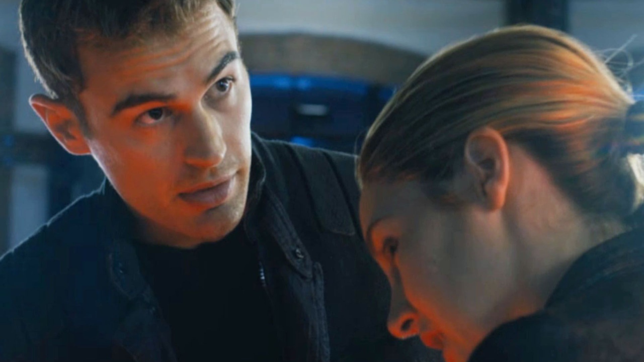 Суперзвезда Тео Джеймс