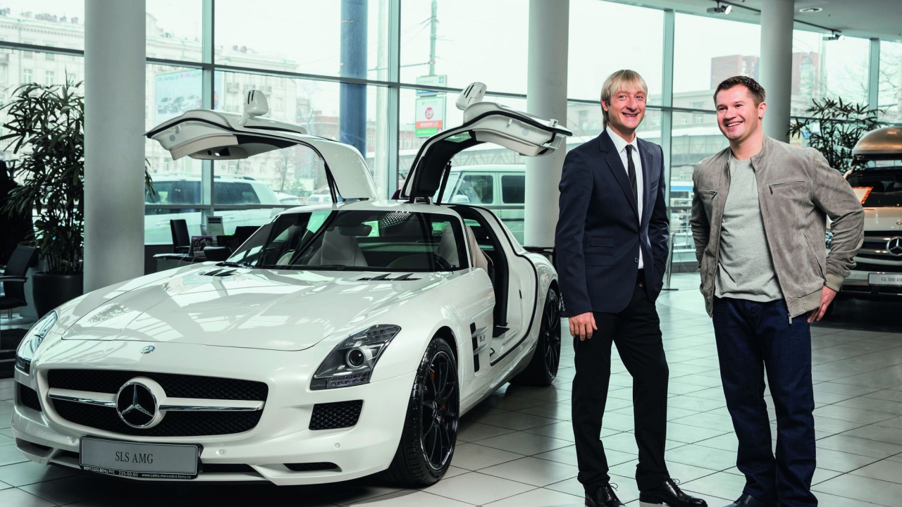 Евгений Плющенко в автосалоне