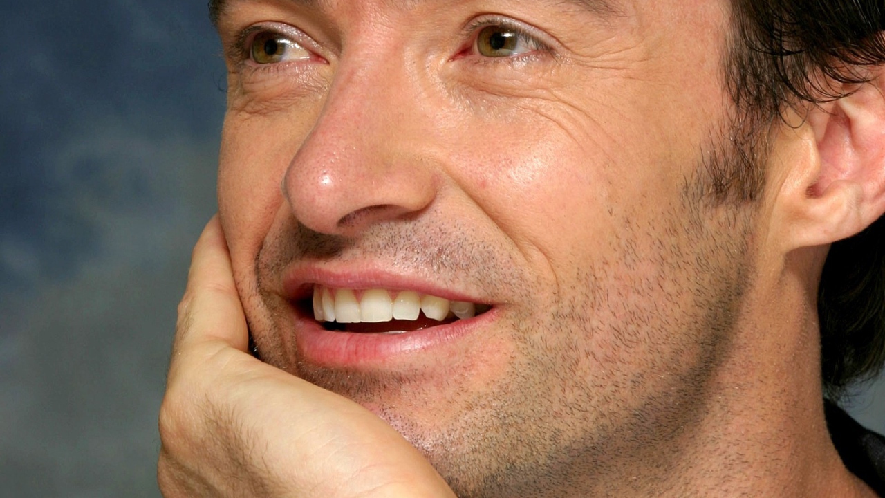 Хью Джекман улыбается