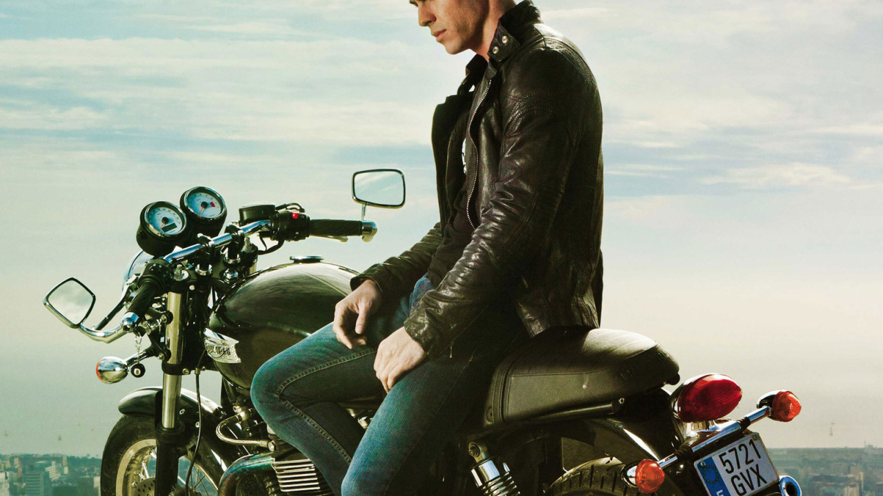 Марио Касас и мотоцикл