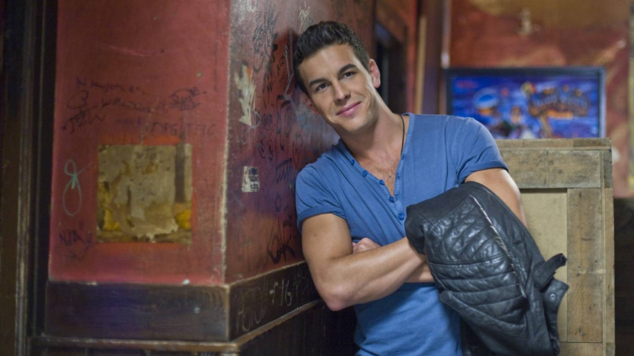 Марио Касас в синей футболке