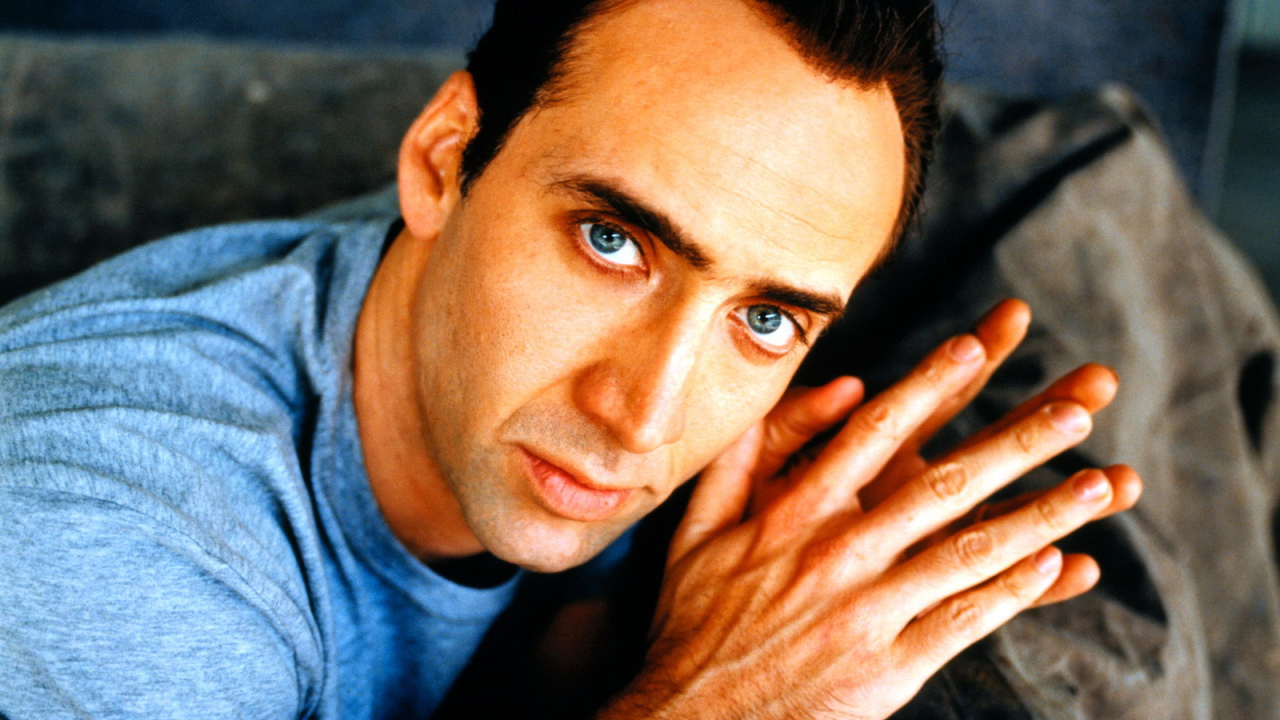 Николас Кейдж на диване