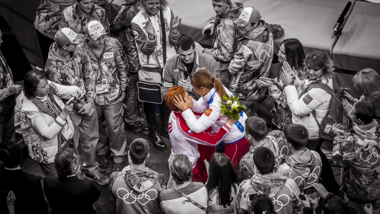 Команда приветствует  победителя Виктора Ана