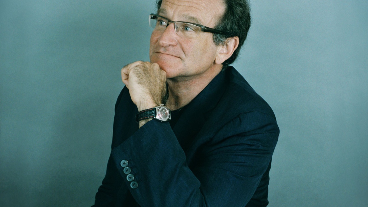 Задумчивый Робин Уильямс в очках