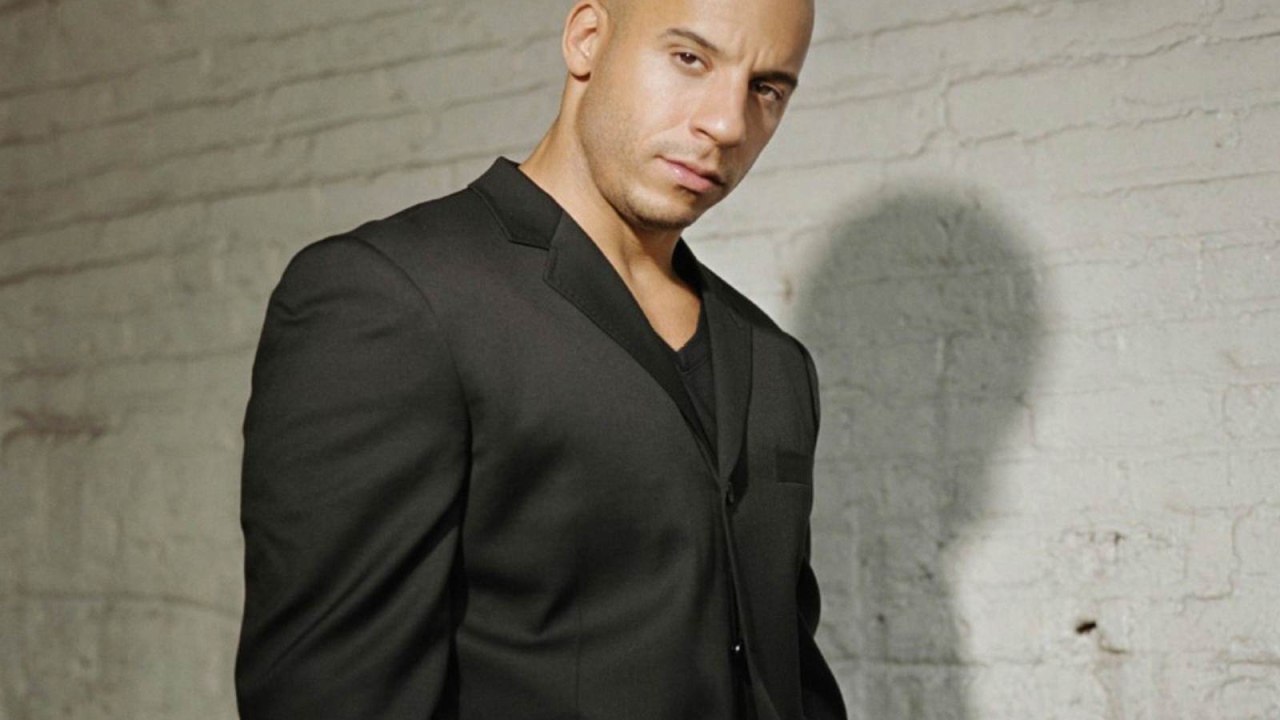 Вин Дизель в черном костюме