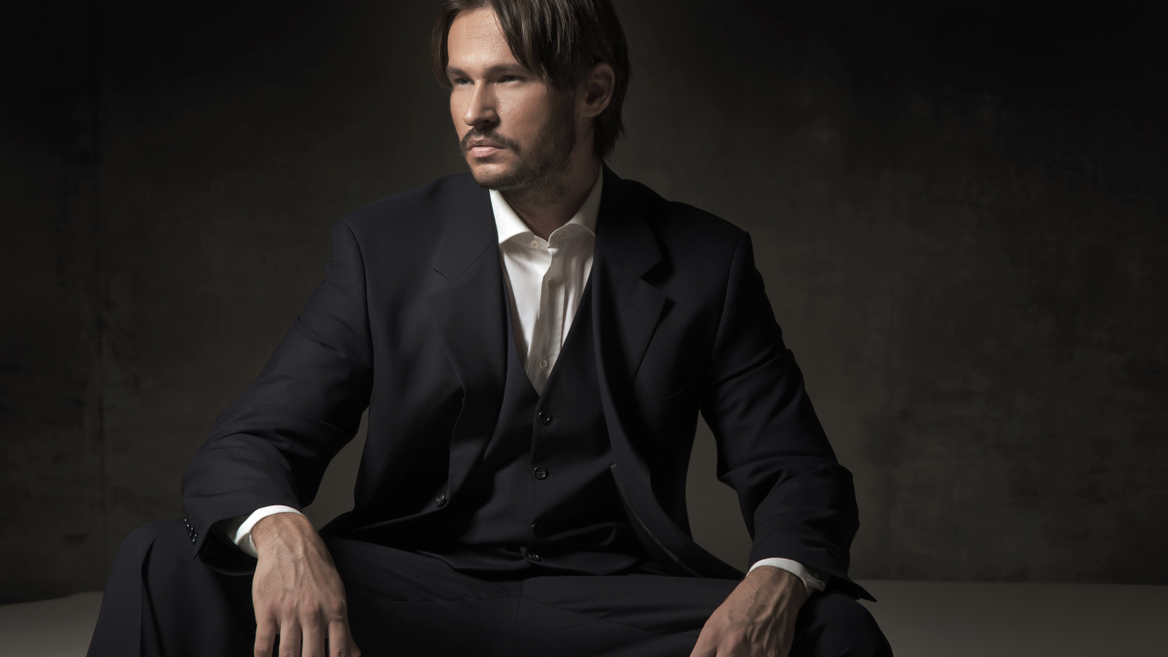 Мужчина с усами