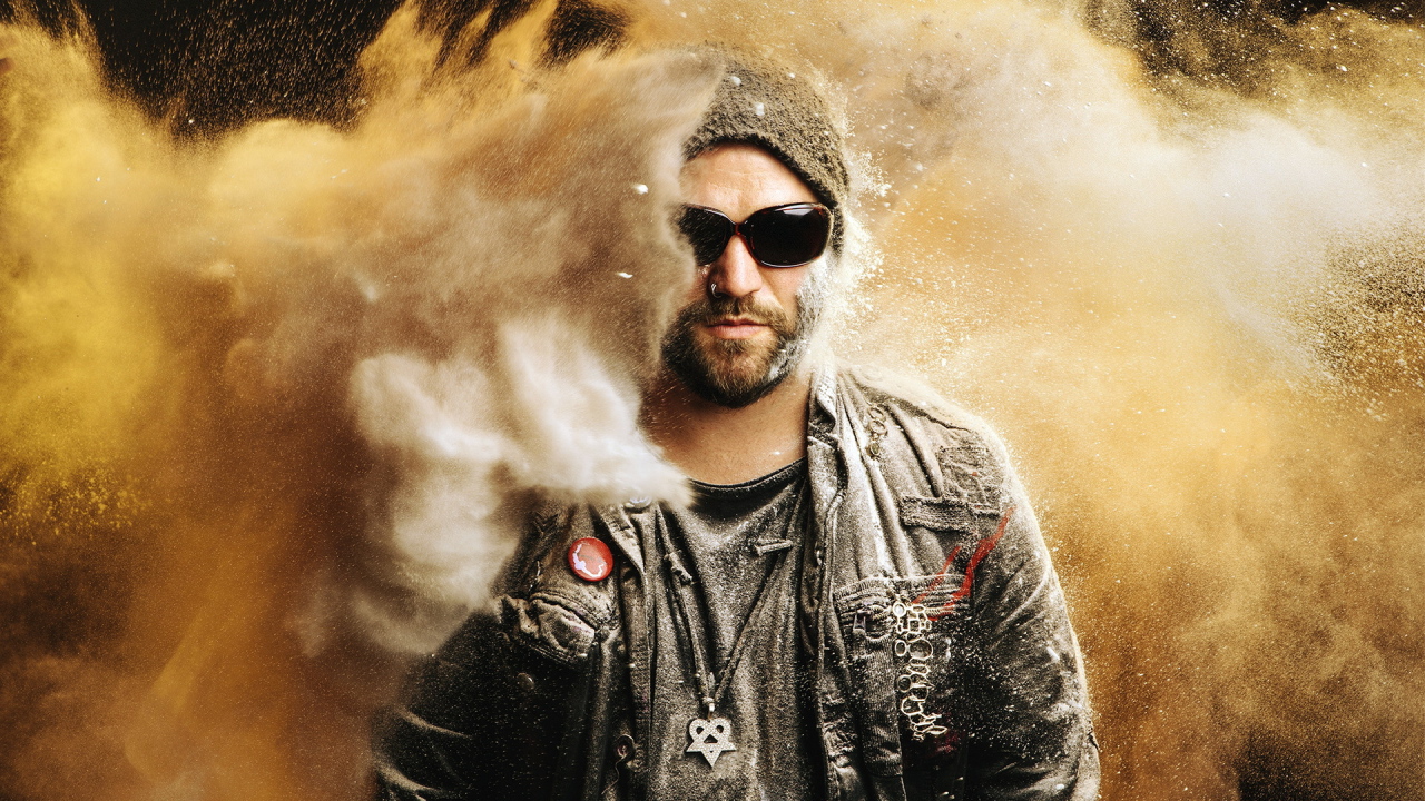 Человек на фоне песка