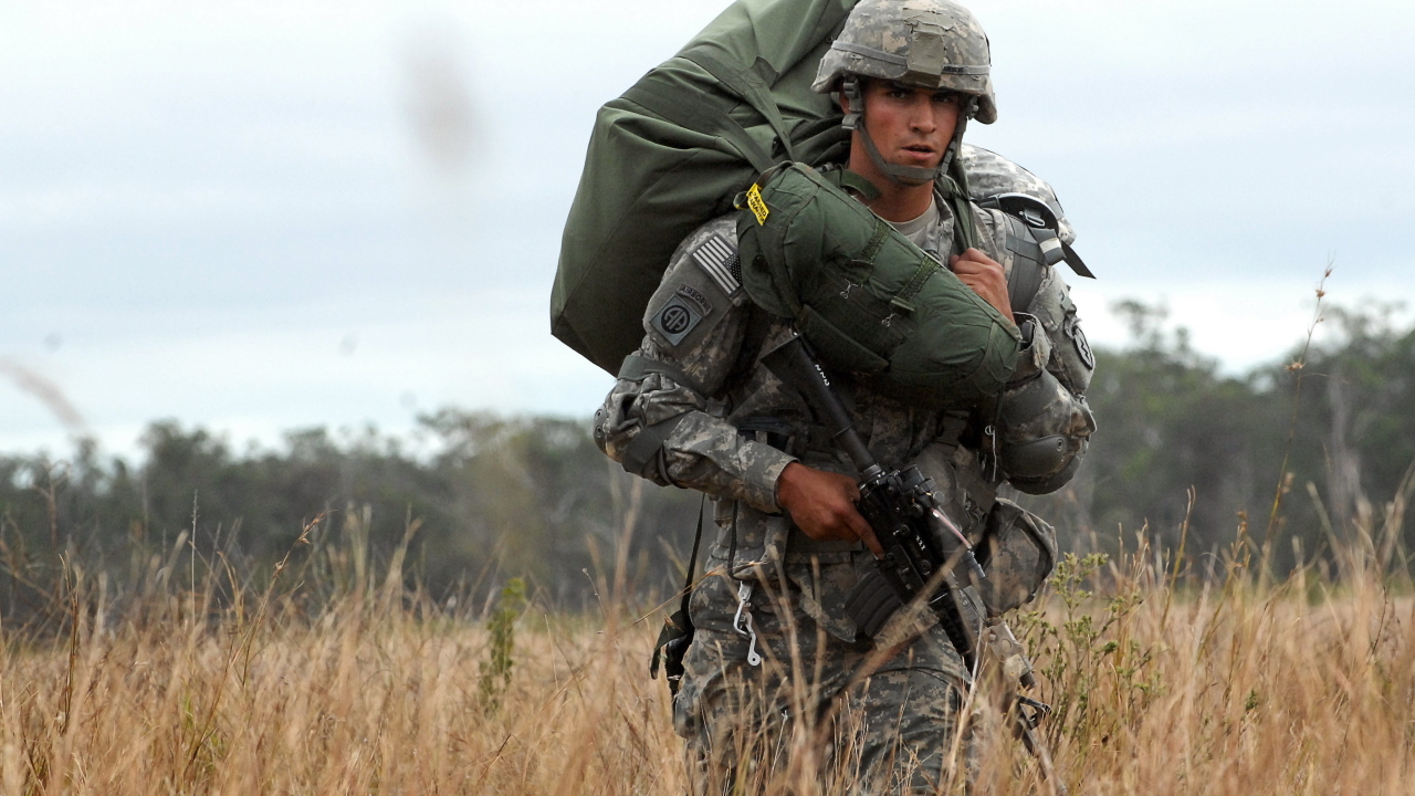 Солдат в траве