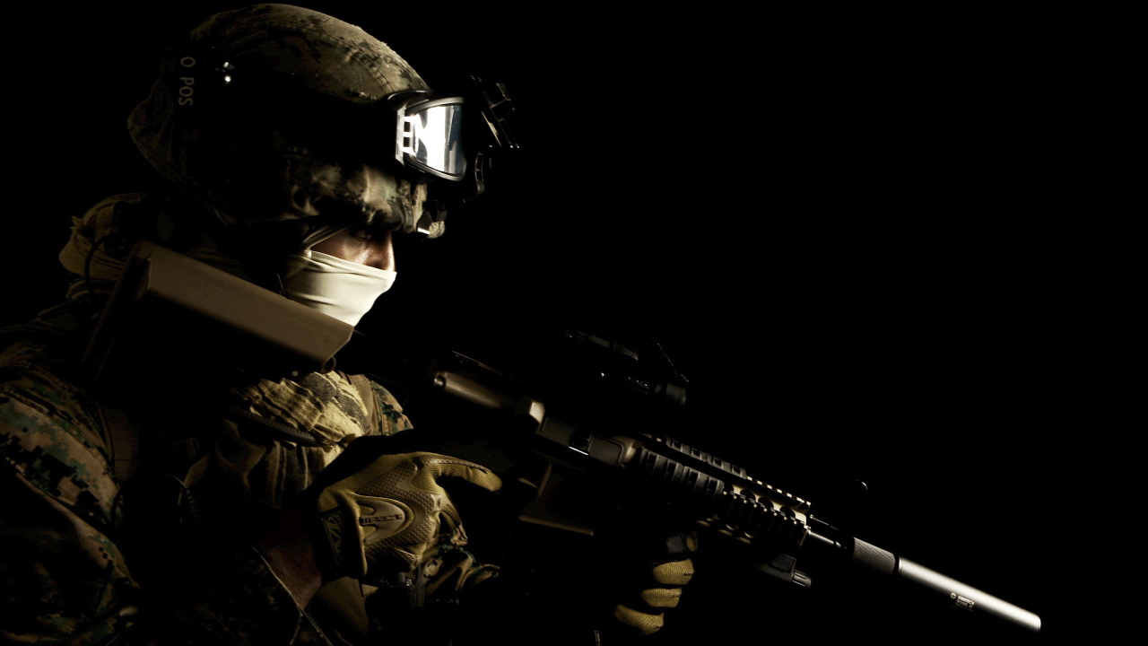 Солдат на черном фоне