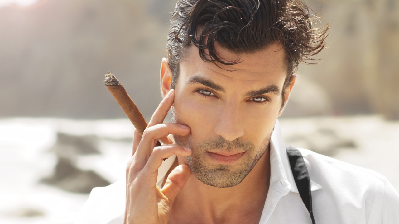 Парень с сигарой в белой рубашке