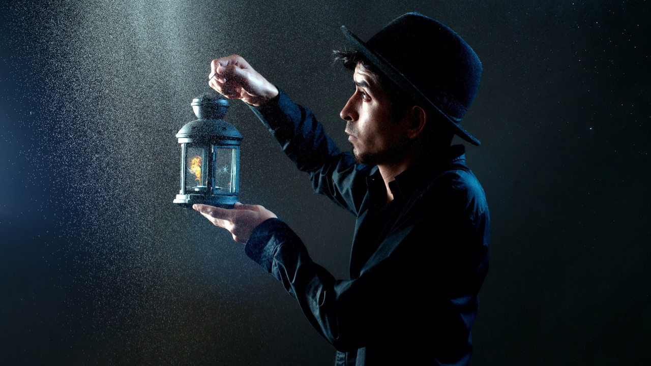 Парень с лампой