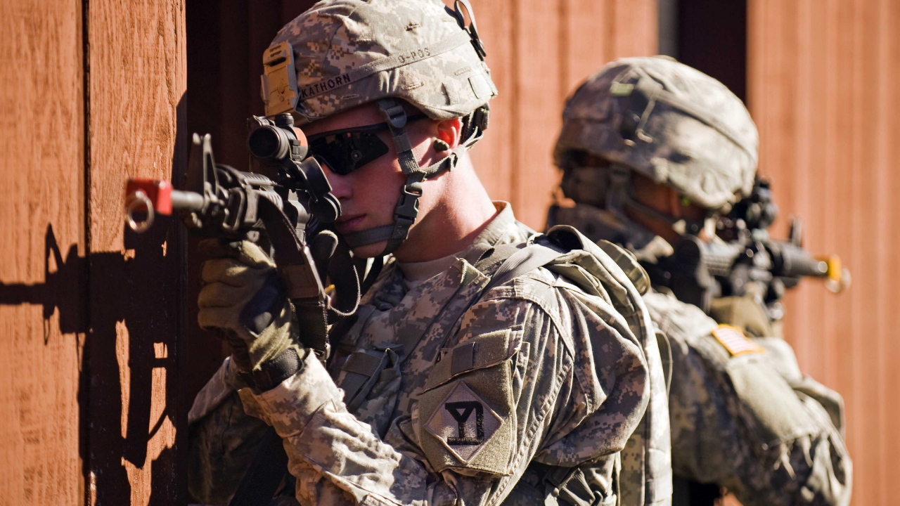 Солдаты целятся из винтовки