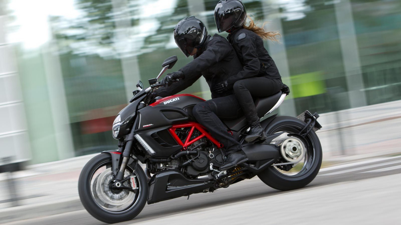 Красивый мотоцикл Ducati Diavel