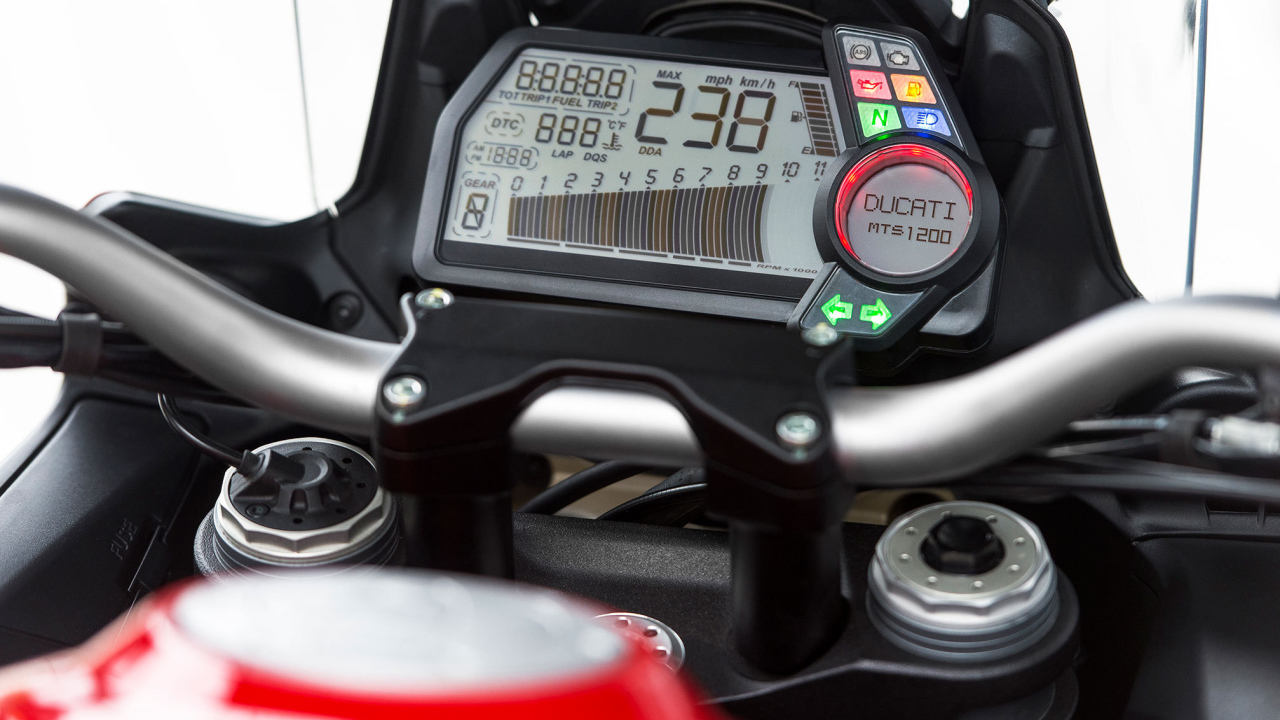 Красивый мотоцикл Ducati Multistrada 1200 S Granturismo