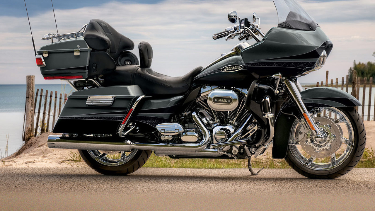 Красивый мотоцикл Harley-Davidson CVO Road Glide Custom