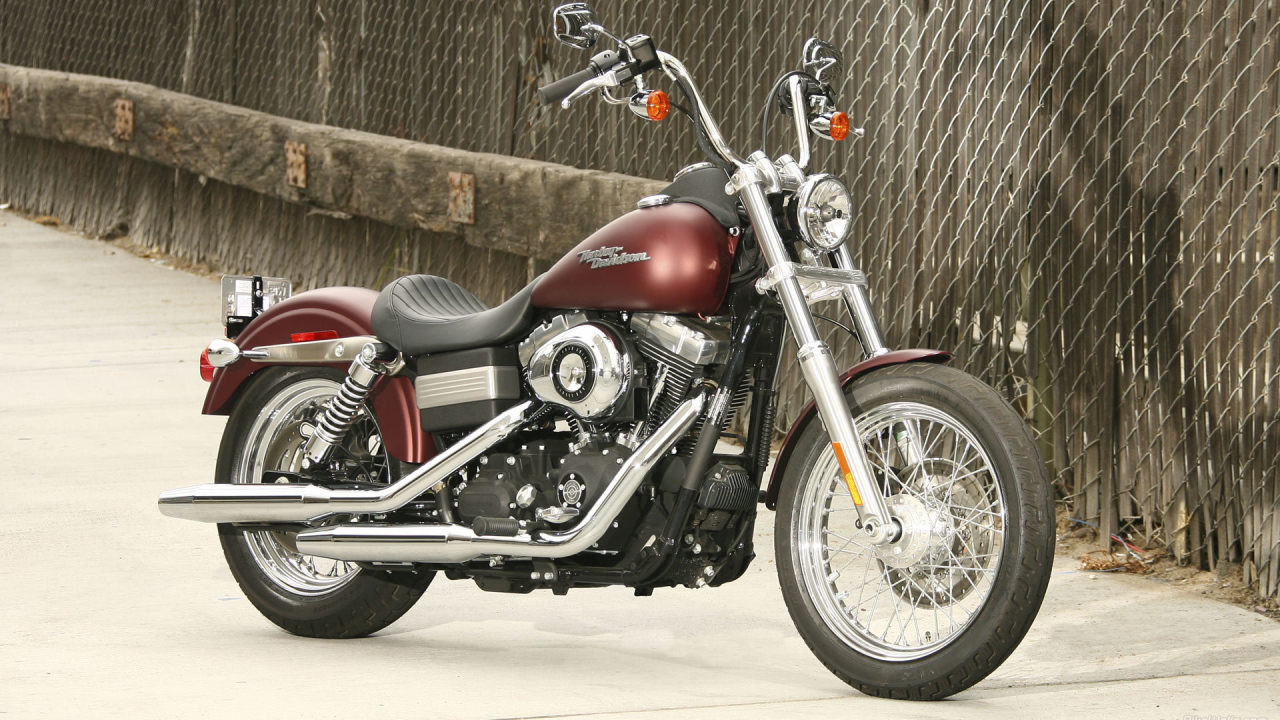 Красивый мотоцикл Harley-Davidson Dyna Street Bob