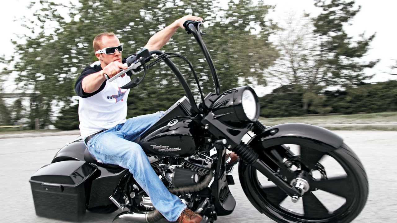 Красивый мотоцикл Harley-Davidson Road King Anniversary Edition
