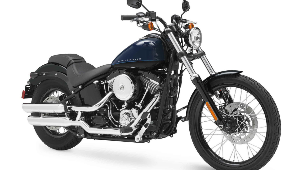 Красивый мотоцикл Harley-Davidson Softail Blackline