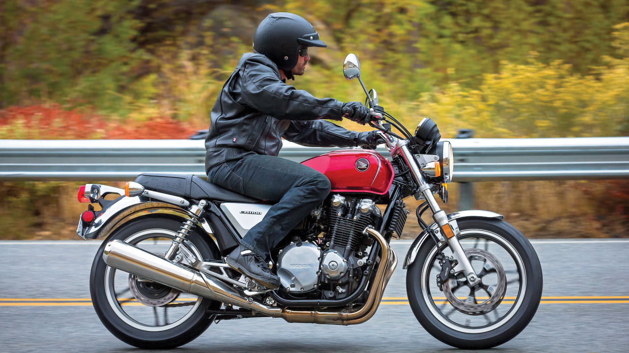 Красивый мотоцикл Honda CB 1100