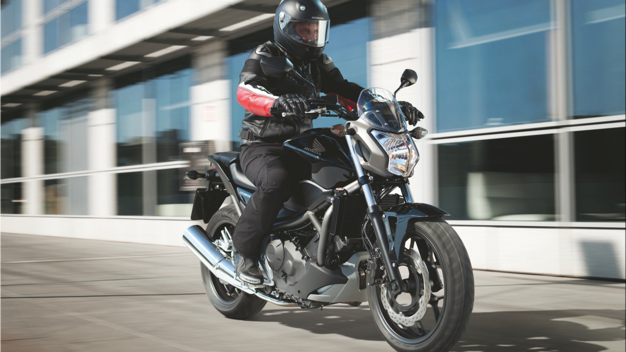 Красивый мотоцикл Honda NC 700 S