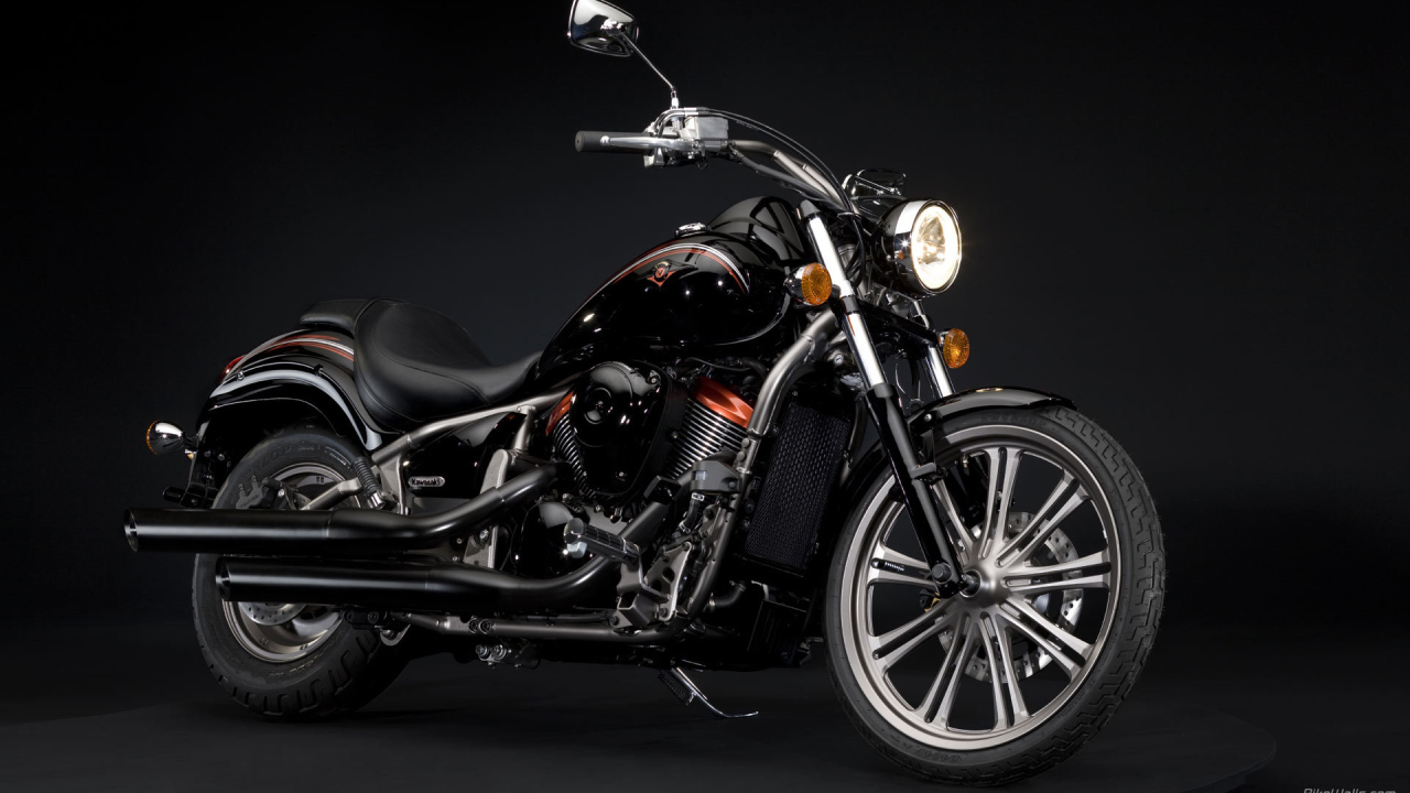 Красивый мотоцикл Kawasaki VN 900 Classic