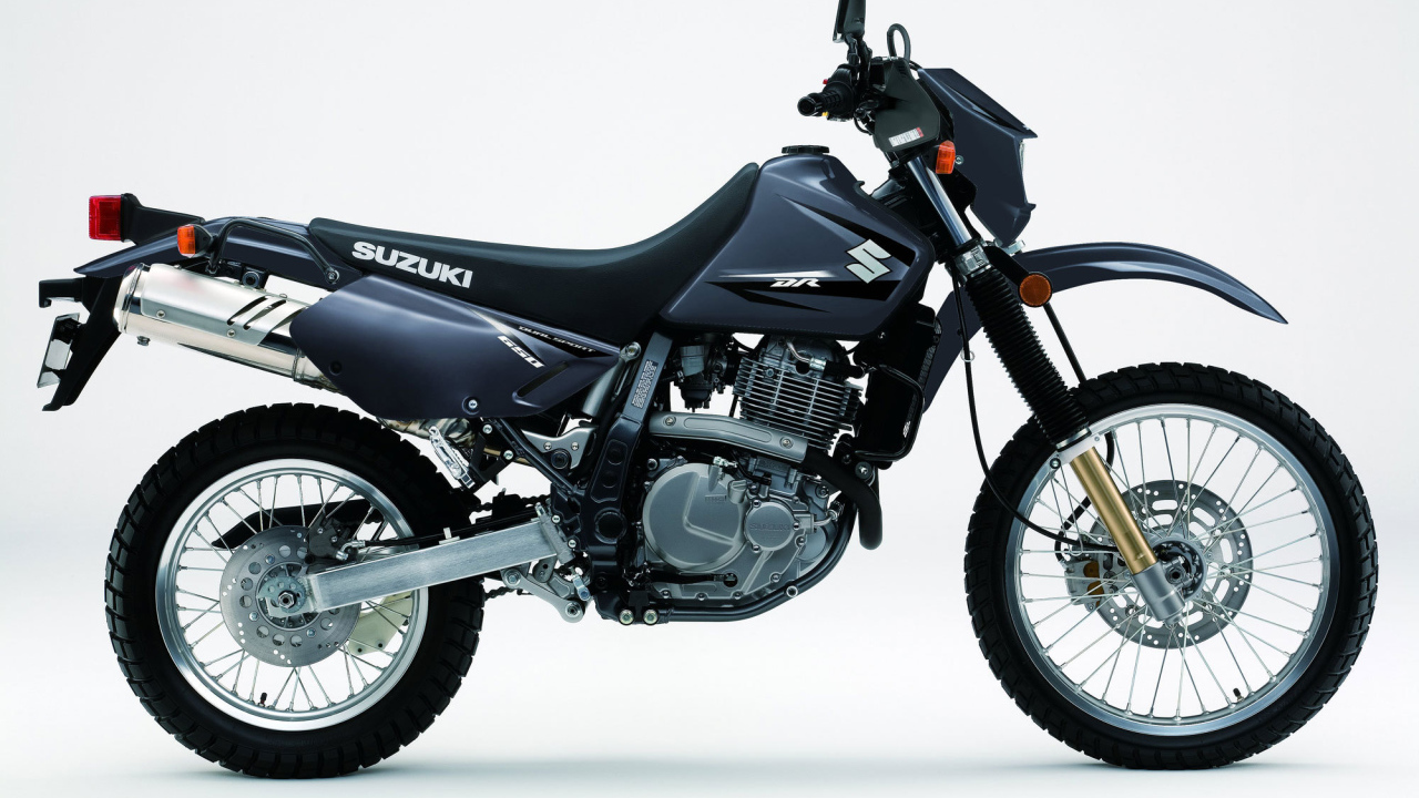 Красивый мотоцикл Suzuki DR 650 SE
