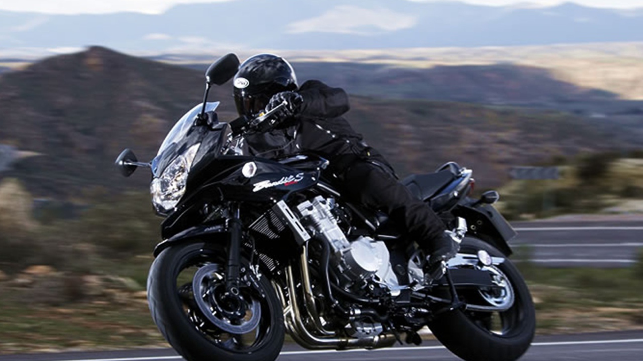 Красивый мотоцикл Suzuki  GSF 1250 S